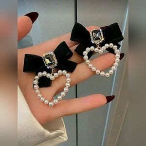 1 Pair Sweet Cute Pearl Heart-Shaped Bow Hoop Earrings (With Butterfly Mesh Net)
